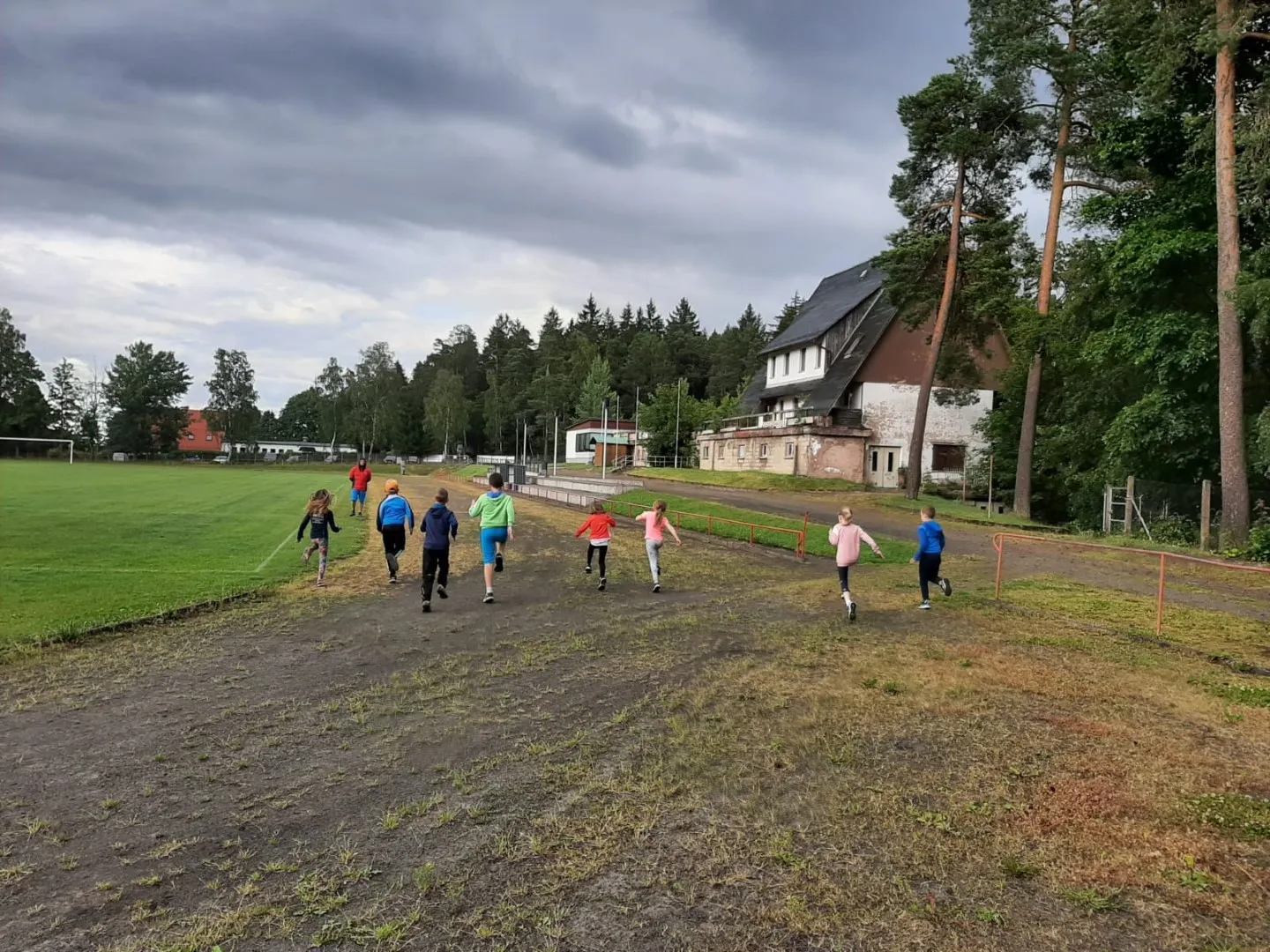 Kinder beim Lauftraining auf dem Sportplatz