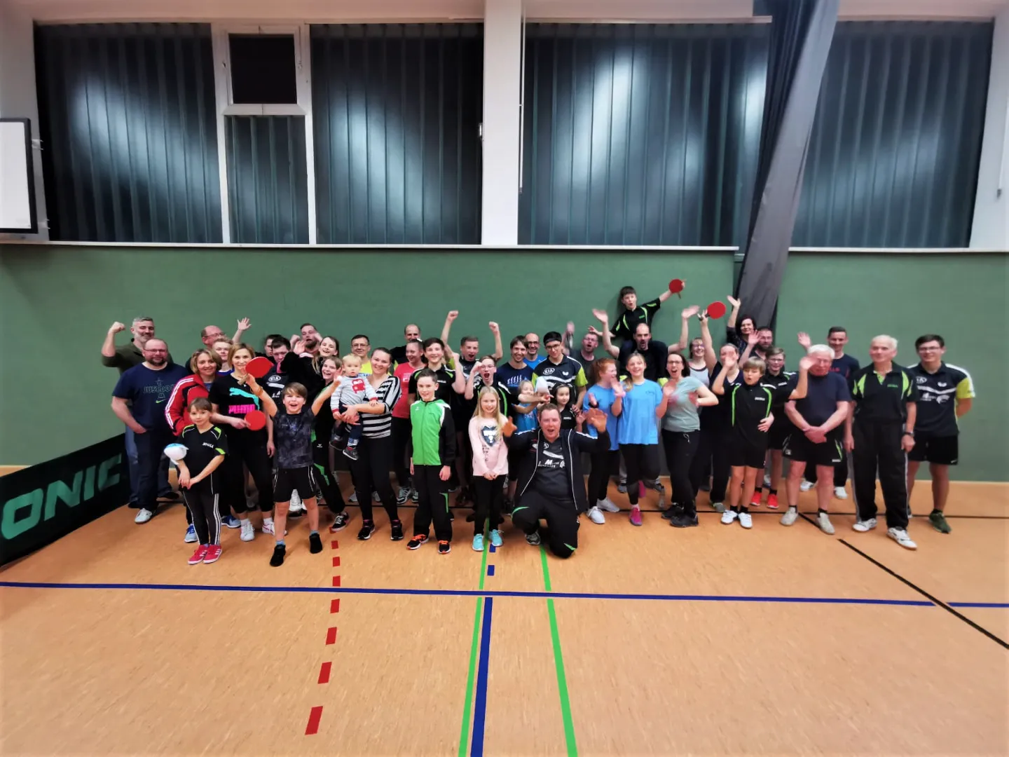 Gruppenbild der Abteilung Tischtennis in der Turnhalle