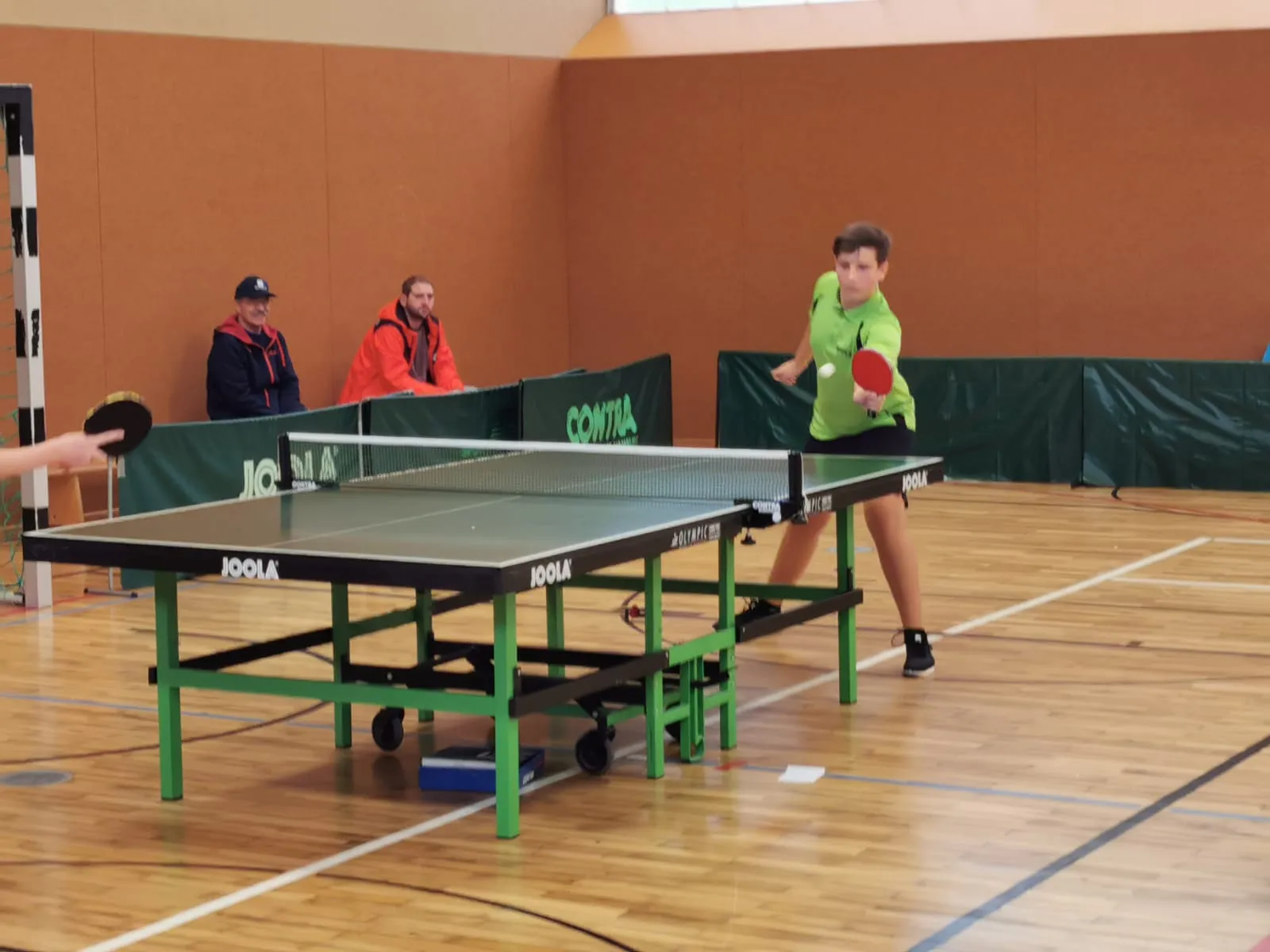 Nachwuchsspieler beim Wettkampf in der Halle