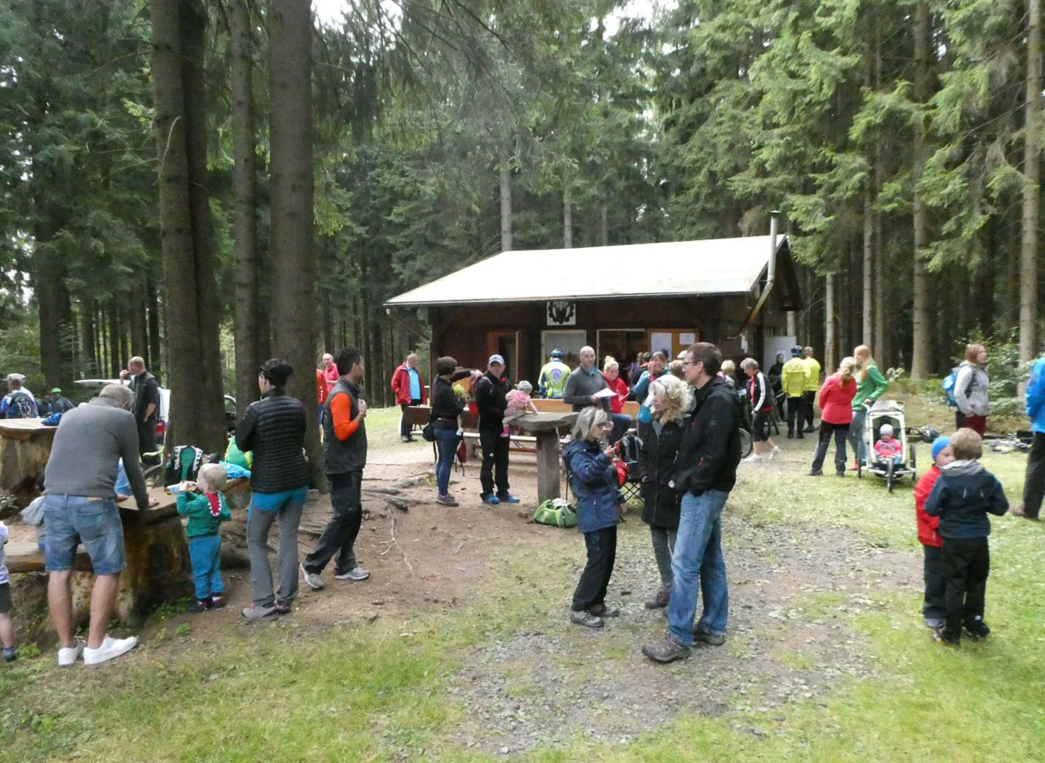 Eltern und Kinder vor der Hütte am Nesselberg