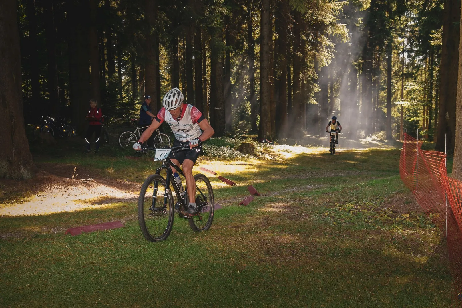 Mountainbiker auf der Waldstrecke beim MTB-Biathlon